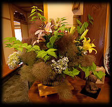 毎週栗原康子先生に季節のお花をたててもらっております。他にもございま